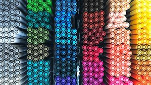 canetas de diversas cores armazenadas