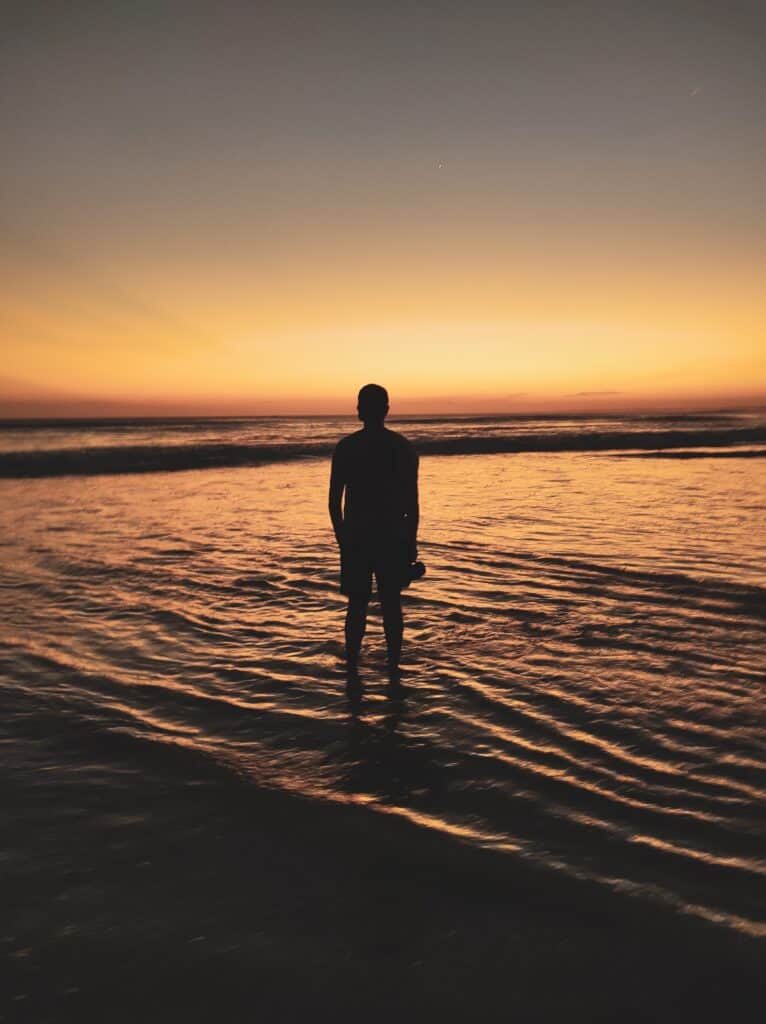 Marcelo Andrade contemplando o mar, uma das suas fontes de inspiração
